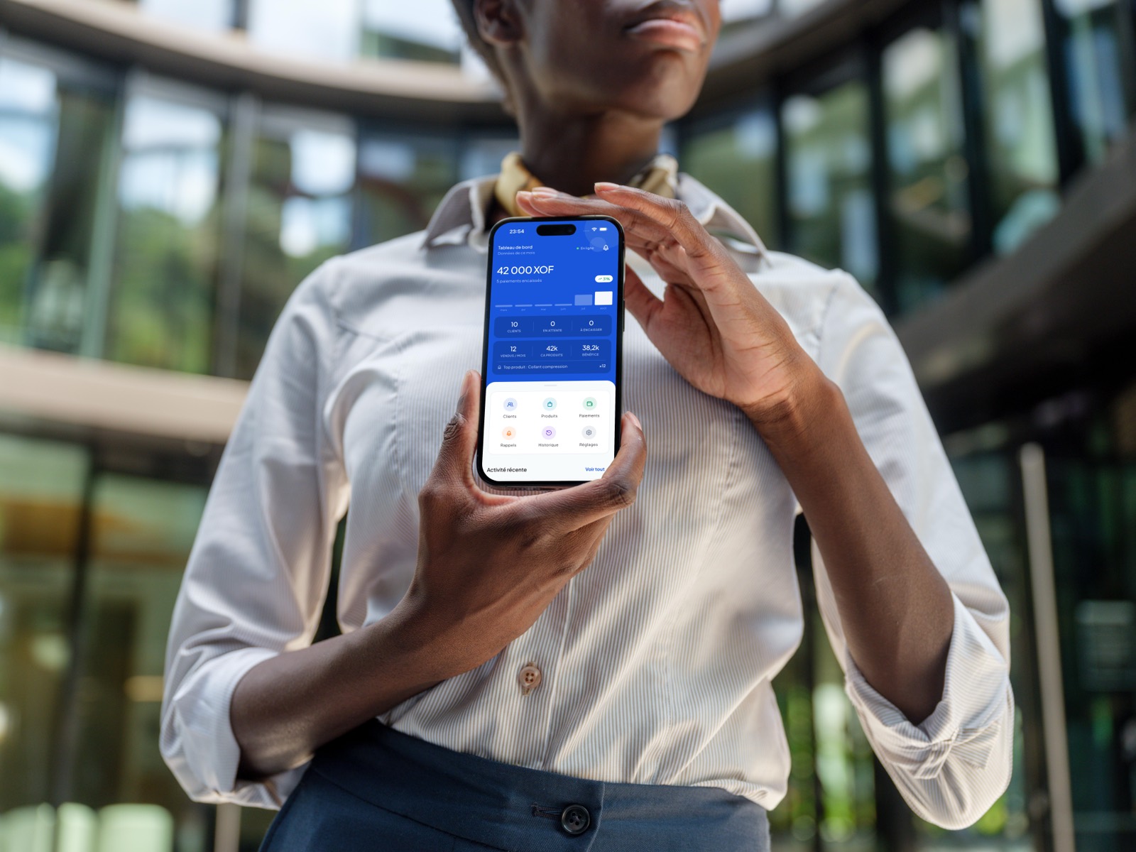 Une entrepreneure utilise KomKom sur son téléphone